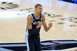 文班亚马季后赛系列赛至少15记三分球&15次盖帽 NBA历史第一人